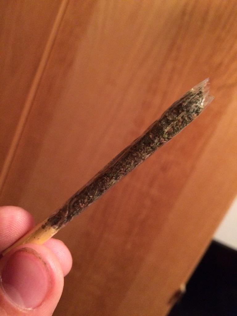 BudzTheEmblazer's tweet photo. Yet another #zero #clearpaper #smoke session! Heard a lot of bad about clear papes but it's wrong #bud #smoke #weed http://t.co/AfwCTNrAEy