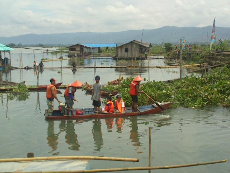 semarangpeduli's tweet photo. Bersih enceng gondok dlm save rawa pening bersama sahabat relawan http://t.co/asLzeYRaFx