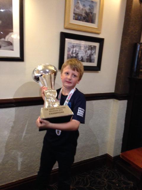 julianreyno1ds's tweet photo. Narberth RFC u9's.
8 boys v London squads of 60+ 120mins of rugby,27 tries scored, 2 tries conceded #committeddefence http://t.co/SAf7Ls9en3