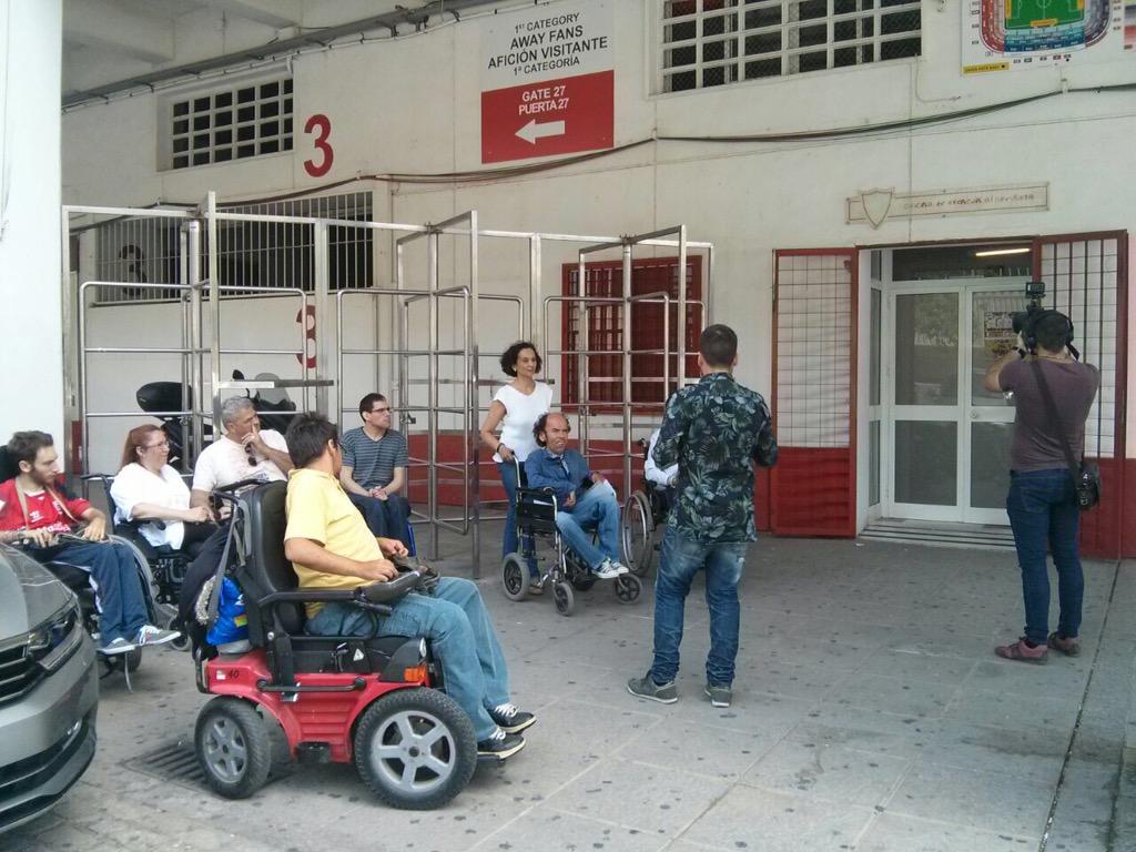 FGHaldon's tweet photo. Socios del @SevillaFC que no pueden ver los partidos por la ubicación en el campo. su denuncia hoy en @adirecto http://t.co/RK30gTnOxd