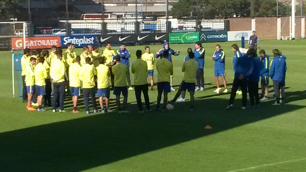 BocaPasionTotal's tweet photo. El plantel ya se entrena en el P. PEDRO Pompilio, charla del #Vssco antes de empezar la práctica.
#SIEMPREJUNTOABOCA http://t.co/EM7ppnrBZF