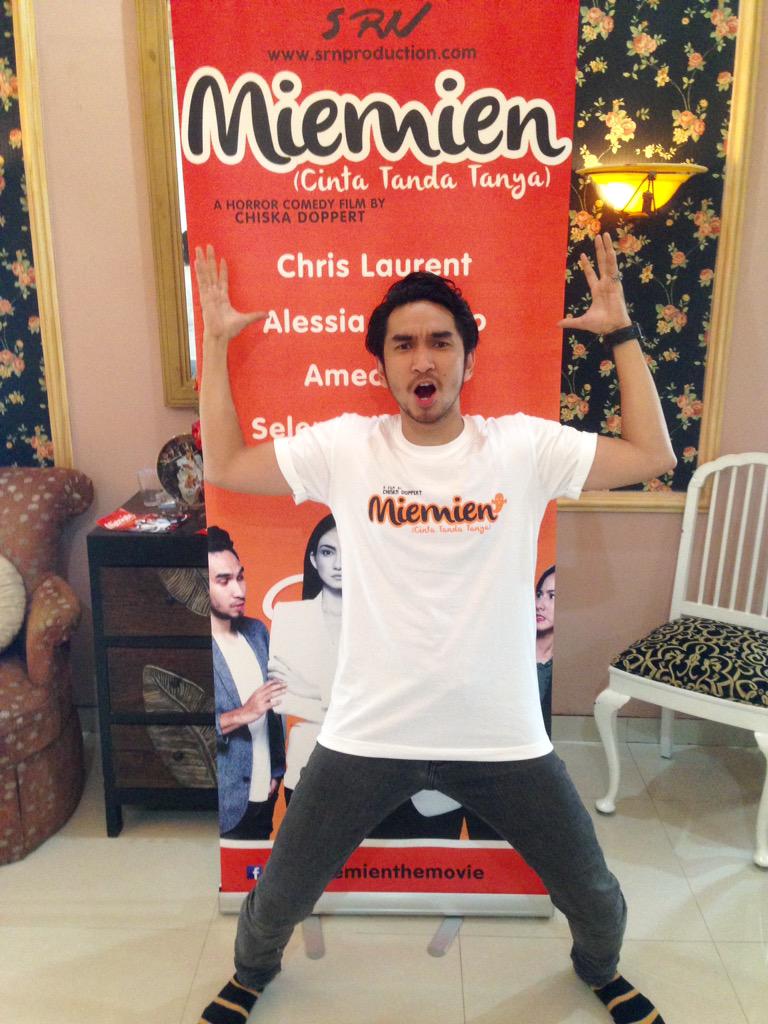 cekidot gaya gokil &amp; gaya cool @AMECaris_DRUM di acara syukuran #MiemienTheMovie