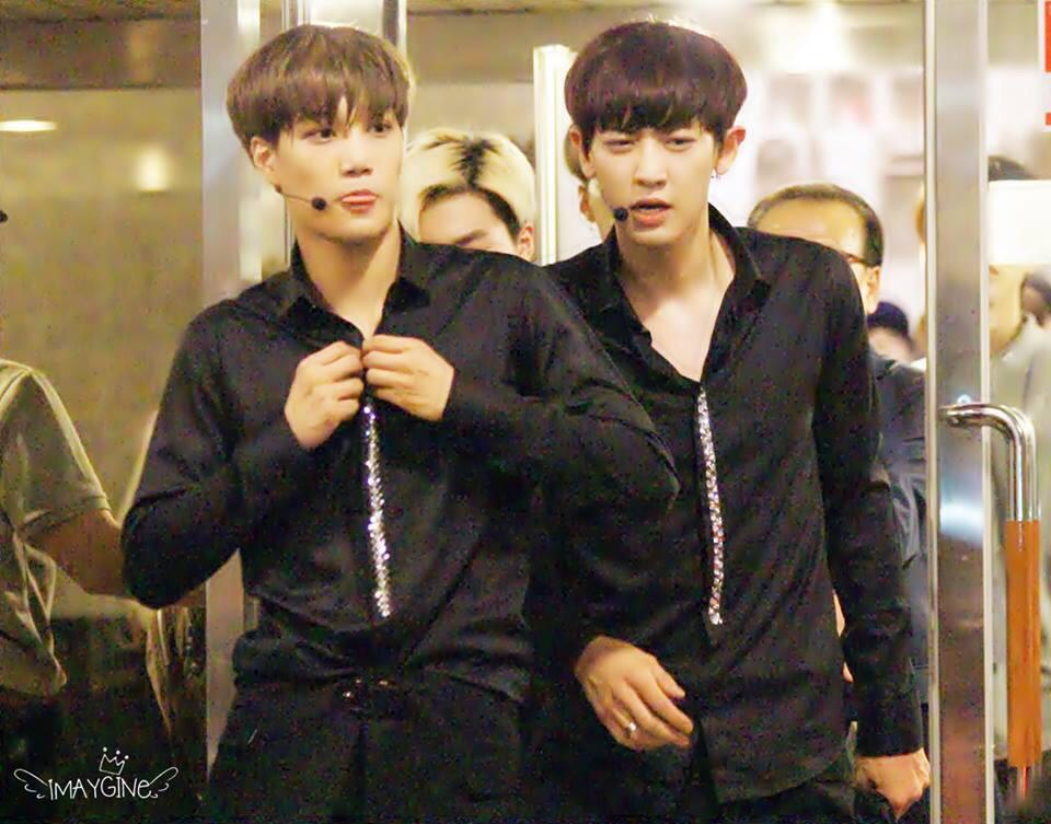 smabxp_'s tweet photo. "ฮยองว่าคยองซูกับแบคฮยอนจะเห็นมั้ยอ่ะ"
"ไม่เห็นหรอกน่า รอด้วย เหนื่อยเลยว่ะ"
"ฮยองรีบติดกระดุมดิวะ เร็วๆ" http://t.co/4kPnjmpefl