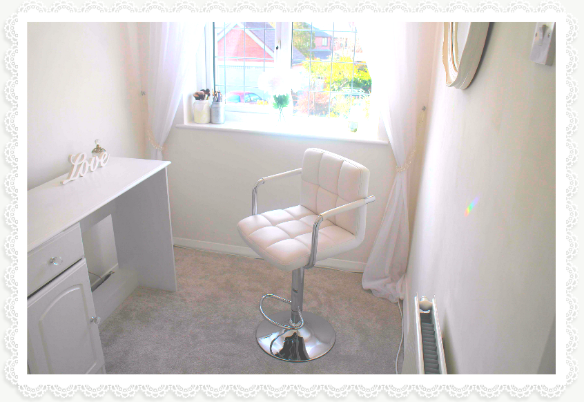 Victoriaxmonroe's tweet photo. My new home make up room!x http://t.co/myoKpPu5EI