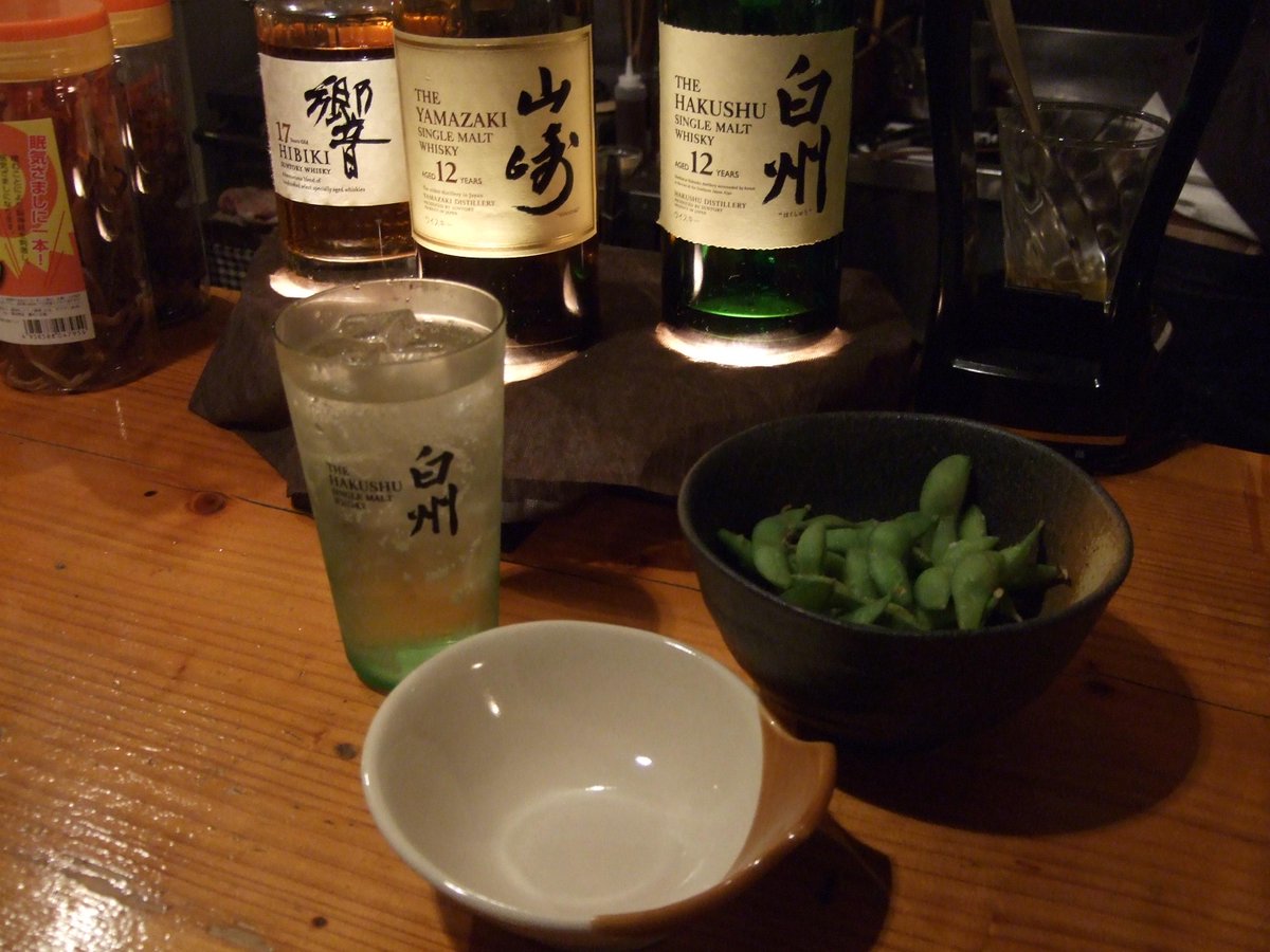 酒と珈琲の日々 森薫るbarにて 白州 森香るハイボール を連想させる店名だけに白州ハイボール は主力商品でリーズナブルに飲めます 山崎ハイボールも 看板のおでんは一年中出せるそうです 味好ラーメンの２ｆ 定休日は水曜日 料理も頼めばチャージ