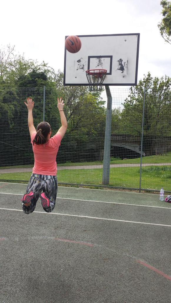 TheRealJC89's tweet photo. @StephenCurry30 my fiancé was so inspired by you last night that she wanted to go out and play bball today in London! http://t.co/4DEZvv1aBH