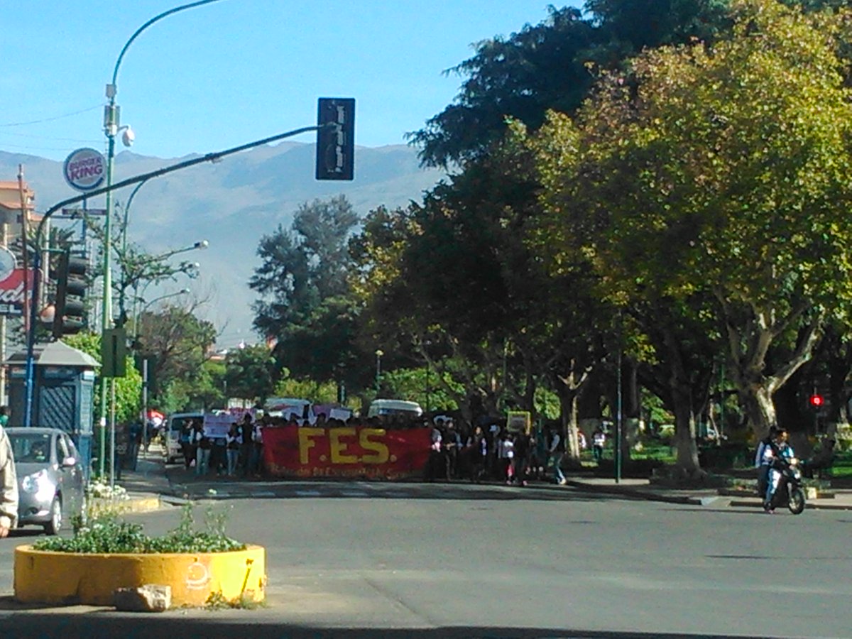 paolitrupv's tweet photo. Marcha por el respeto a la tarifa escolar en cbba @PeriodistaV @Lostiempos http://t.co/Bwqv2loEKW