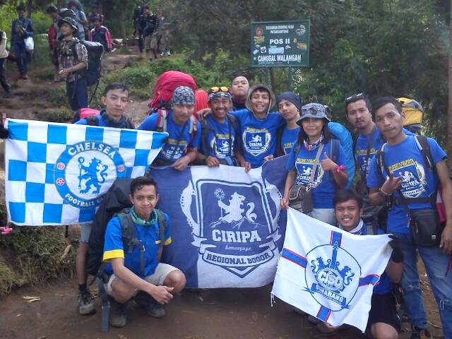 CiripaBogor's tweet photo. Pas turun foto di pos 2 sama @CIRIPA_SMG btw makasih ya benderanya, maaf kita gak bisa kasih apa2 buat semarang http://t.co/W3f3tNDrfi