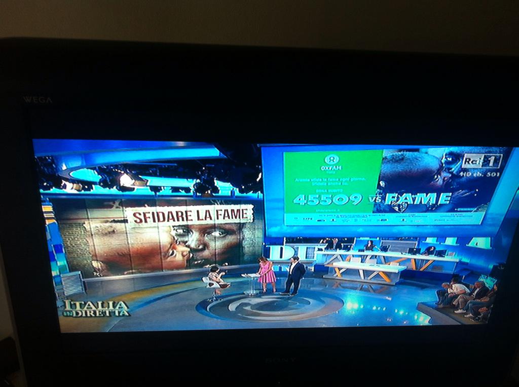 Kipardy's tweet photo. @CandidaMorvillo sfida la fame per le donne con @OxfamItalia e @SegSocialeRai su @RaiUno Dona al 45509#sfidolafame http://t.co/YPZTZXPjwF
