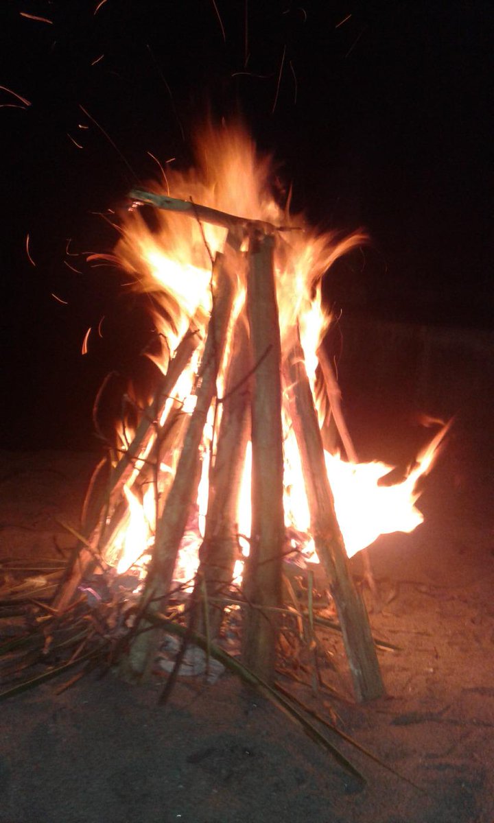 Kita bercerita dibawah bulan purnama diiringi suara melodi yang merdu,hangatnya api yang membara ditepi pantai