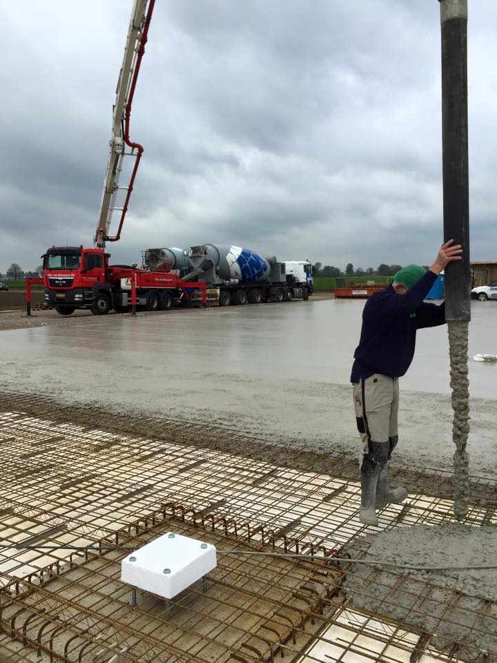 Tankens's tweet photo. Vandaag 350 m3 beton gestort voor autoshowroom van @Vanrijswijkauto te #Veen. 13 juni open dag #dagvandebouw http://t.co/5Lkg9xayk8