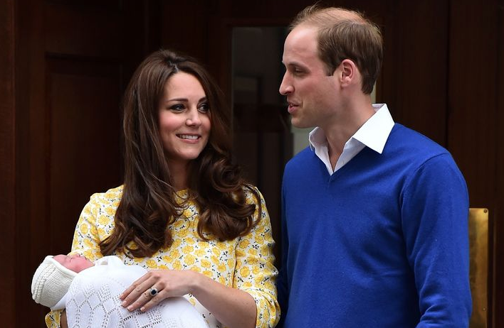 glamourmag's tweet photo. The #RoyalBaby has a name! Find out Will &amp; Kate's touching choice: http://t.co/jCObsFw2sX http://t.co/hNk08HIDO1