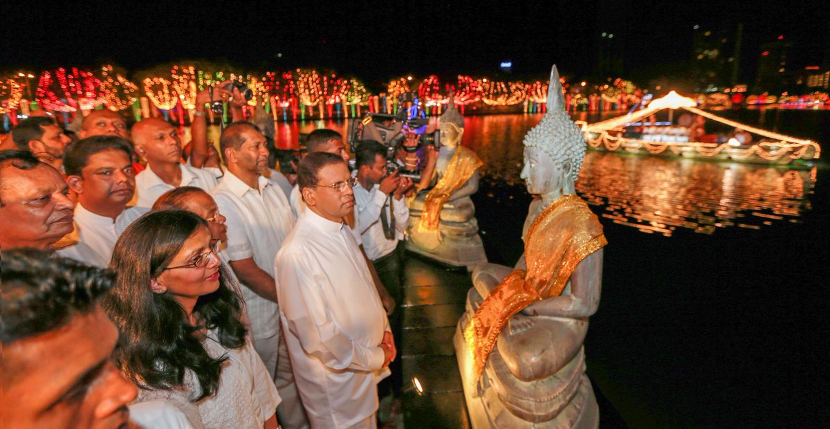 MaithripalaS's tweet photo. Buddharashmi #Vesak Zone Hunupitiya Gangaramaya | බුද්ධ රශ්මි වෙසක් කලාපය ගංගාරාමය | கங்காராம வெசாக் பண்டிகை வலயம். http://t.co/yvsCT12EDA