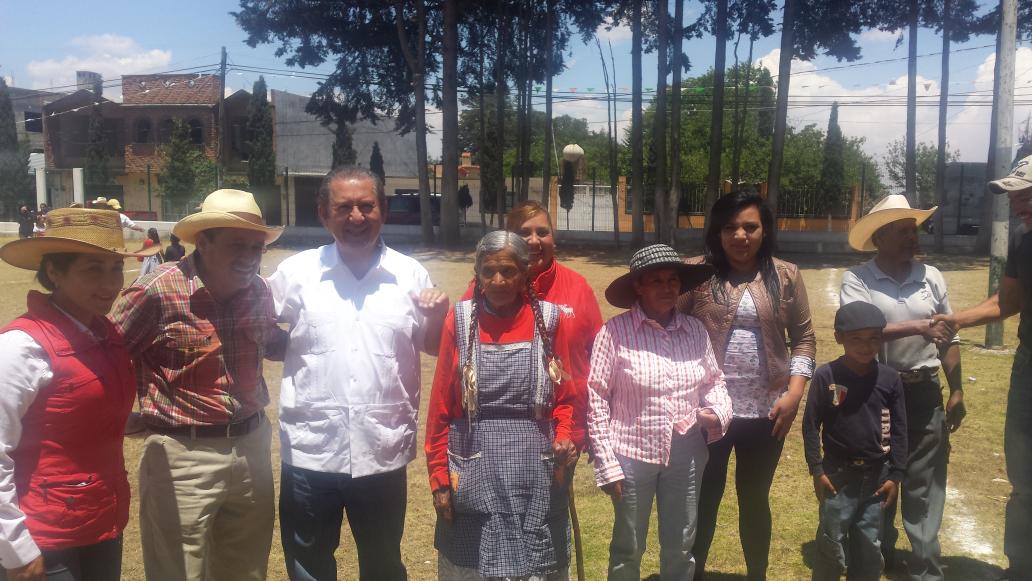 En villa Victoria en las Peñas, con Mario Santana y Meche Colin apoyando a su campaña @HLLepe @eruviel_avila