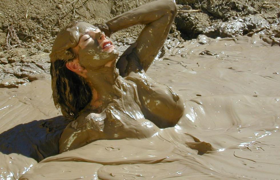 girls-girl-sinking-in-mud-video