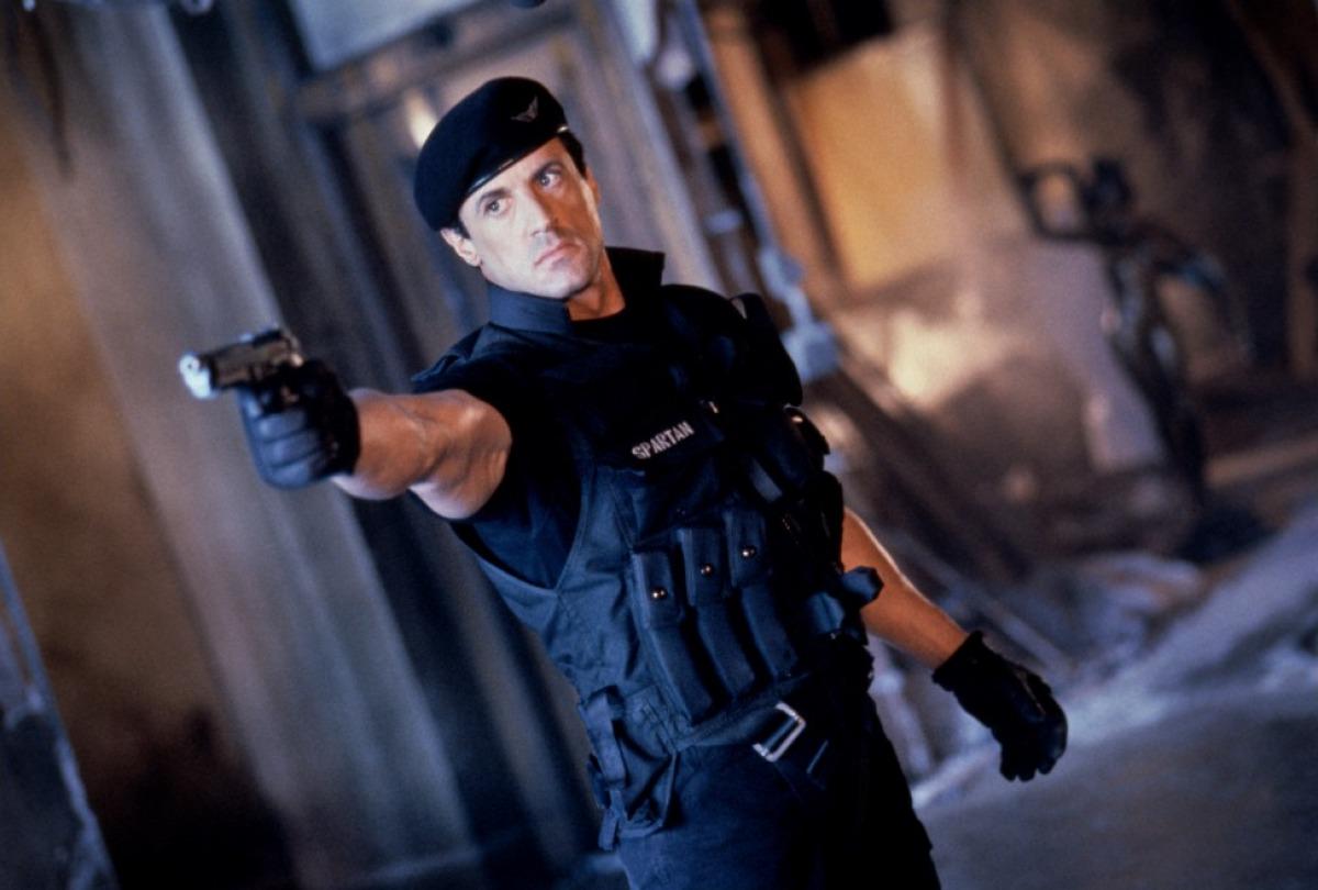 oeilcinefeel06's tweet image. #DemolitionMan (1993) et ... le quasi même ds #Expendables2 (2012) Cherchez les différences ! #ClinDoeilStallone