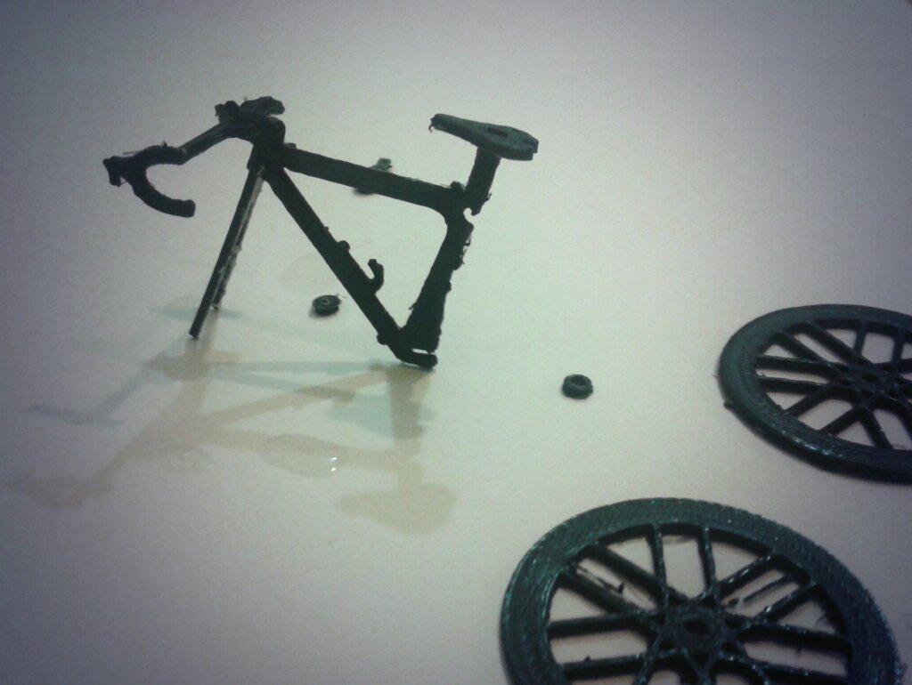 BAK3D_ARQ's tweet photo. Montando una bici con piezas impresas en 3D #impresion3D #design3D  #3Dprinting #bike http://t.co/IAoGmMvx0K