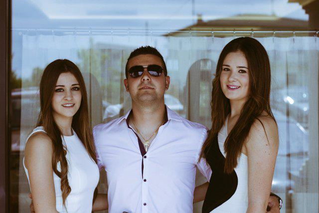 parres95's tweet photo. " Que suerte la mia.." @angela_3096 @Parres96 #moltop #comunio #guapets http://t.co/nTOKzVAxXt