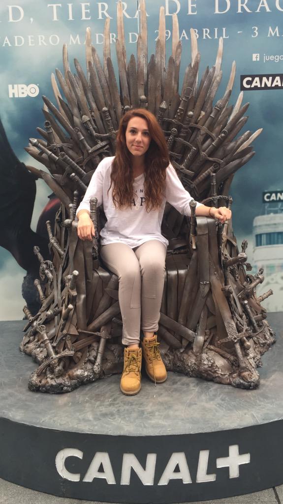 Y te hago competencia 🌝 the throne is mine <a href="/YgritteSavage/">Kissedby Fire</a> (en realidad somos unas reinas estupendas)