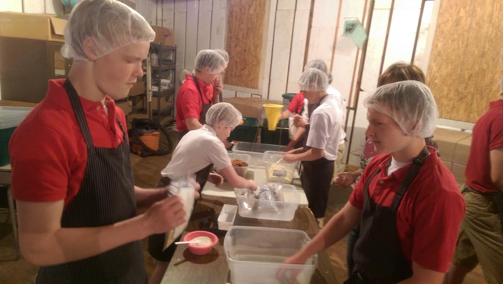 danny_leger's tweet photo. @NorfolkCatholic #8thgraders @MercyMeals Today for their service project! http://t.co/Gy7Lc6IjSe
