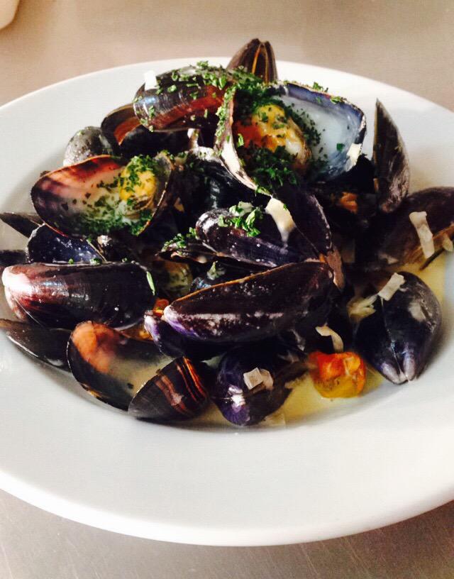YAT_Cafe's tweet photo. Our delicious #special this evening - Moules a la creme @YvonneArnaud http://t.co/bS2jHqG2tb