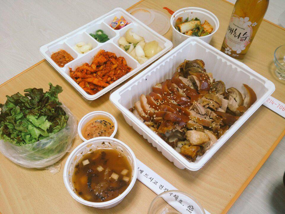 Springcat_naeru's tweet photo. 족발은 항상 옳다 http://t.co/qBnYdPEvVT