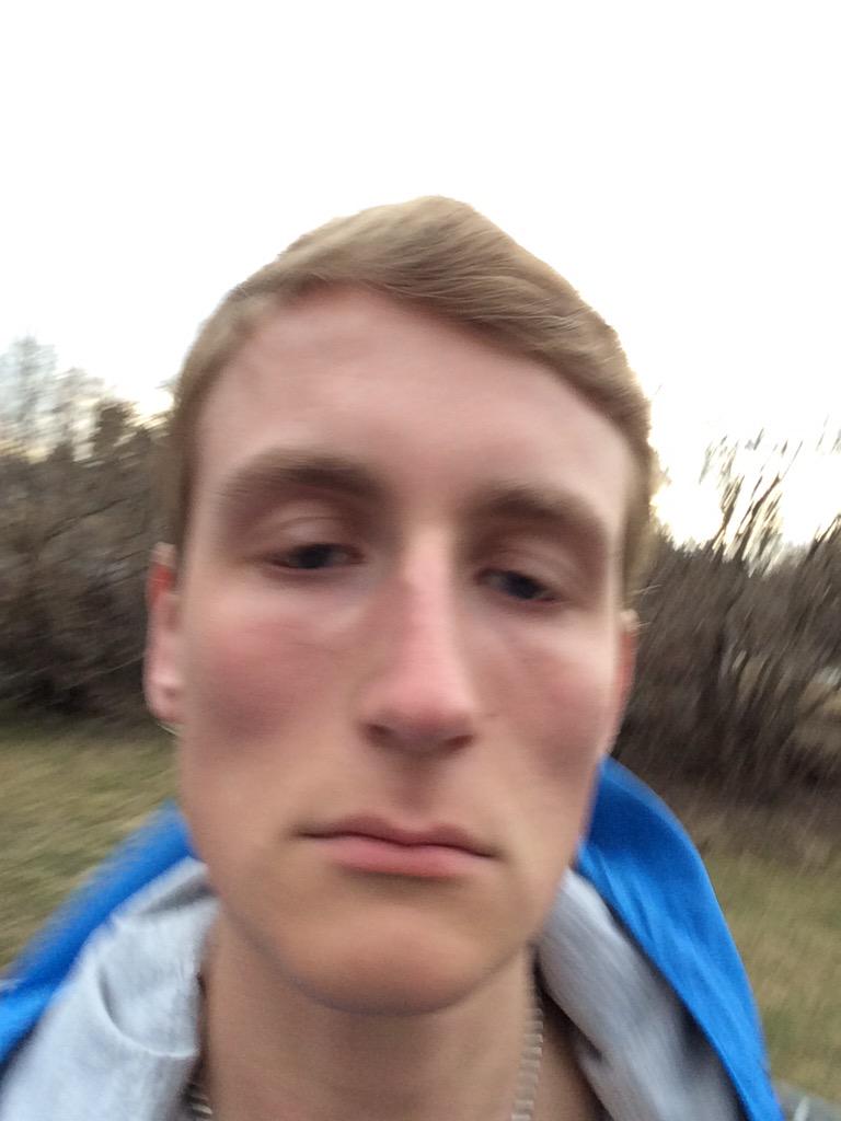 ohellgren's tweet photo. Tog selfies när jag hoppade studsmatta http://t.co/72tptrUiHb