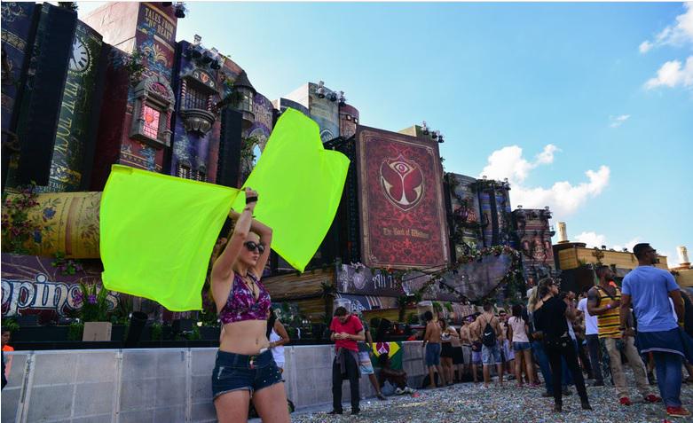Franmadeleine's tweet photo. #Insano #TMLBrasil #TomorrowlandBrasil #Tomorrowland2015 #SwingFlags #paparazzi http://t.co/uIBOc48JzJ