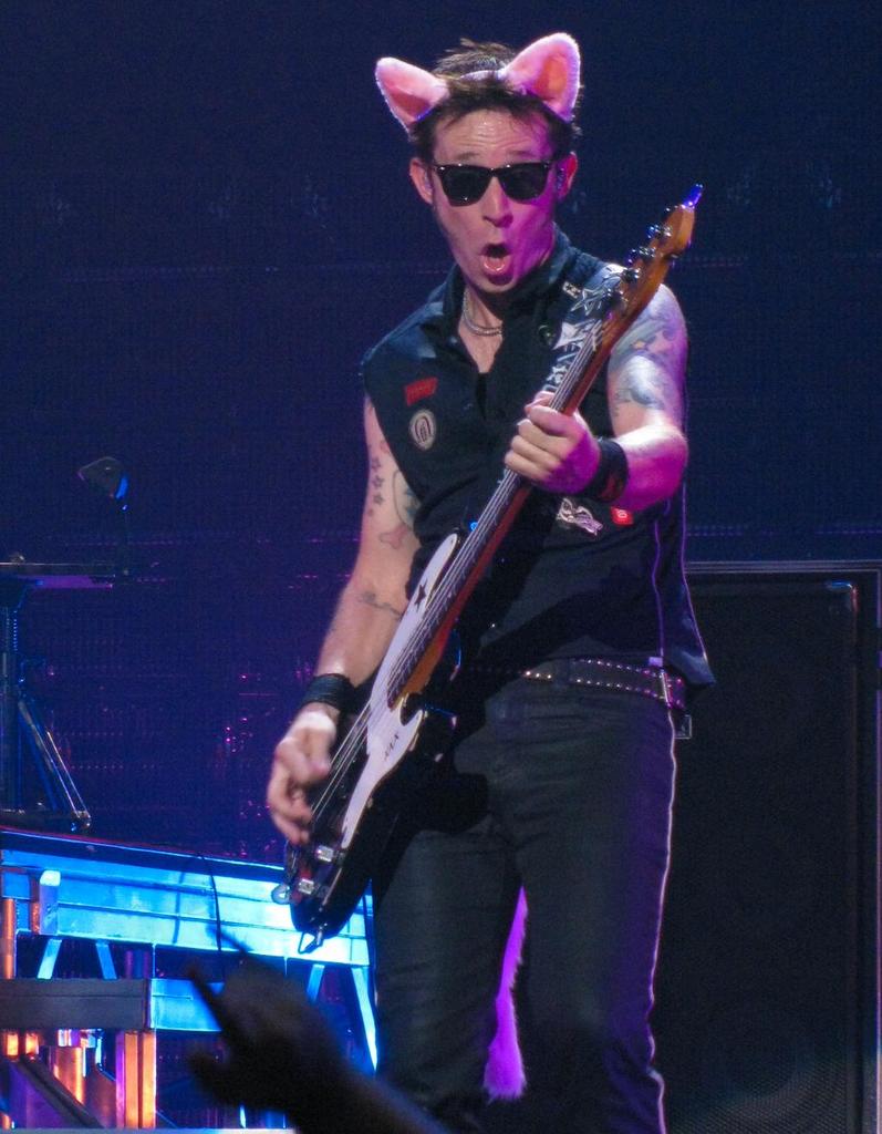 Happy 43th birthday Michael Ryan Pritchard, aka Mike Dirnt, best bassist in the world and great person 