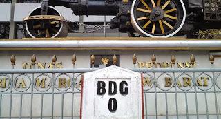 BandungUpdate1's tweet photo. Titik Nol Kilometer Bandung dan Mega Proyek Anyer - Panarukan http://t.co/OCfhqMdZ70  http://t.co/l7HBqHmdQQ