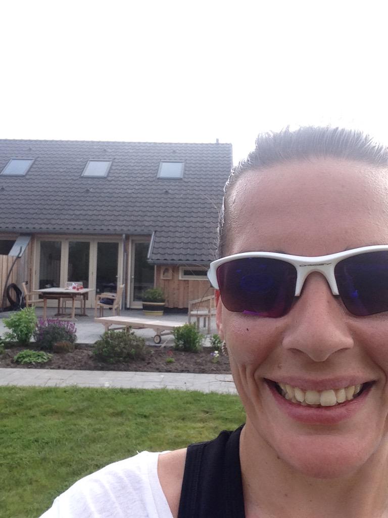 TeamSchelvis's tweet photo. Eerste 5km lopen na een lange draaidag voor #rennenvoortwee vanaf de vakantiebestemming met @belinsdad ! #rustmodus http://t.co/fBZ2vsMD86