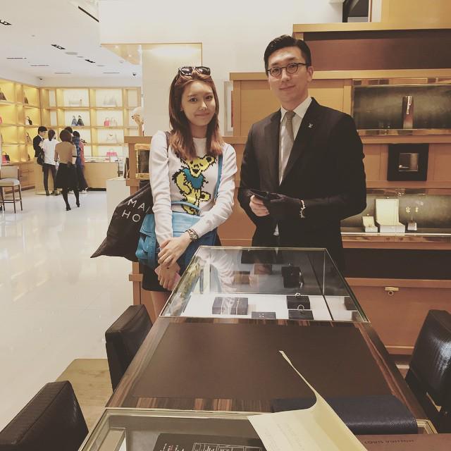 SNSD Sooyoung at "LOUIS VUITTON" Store