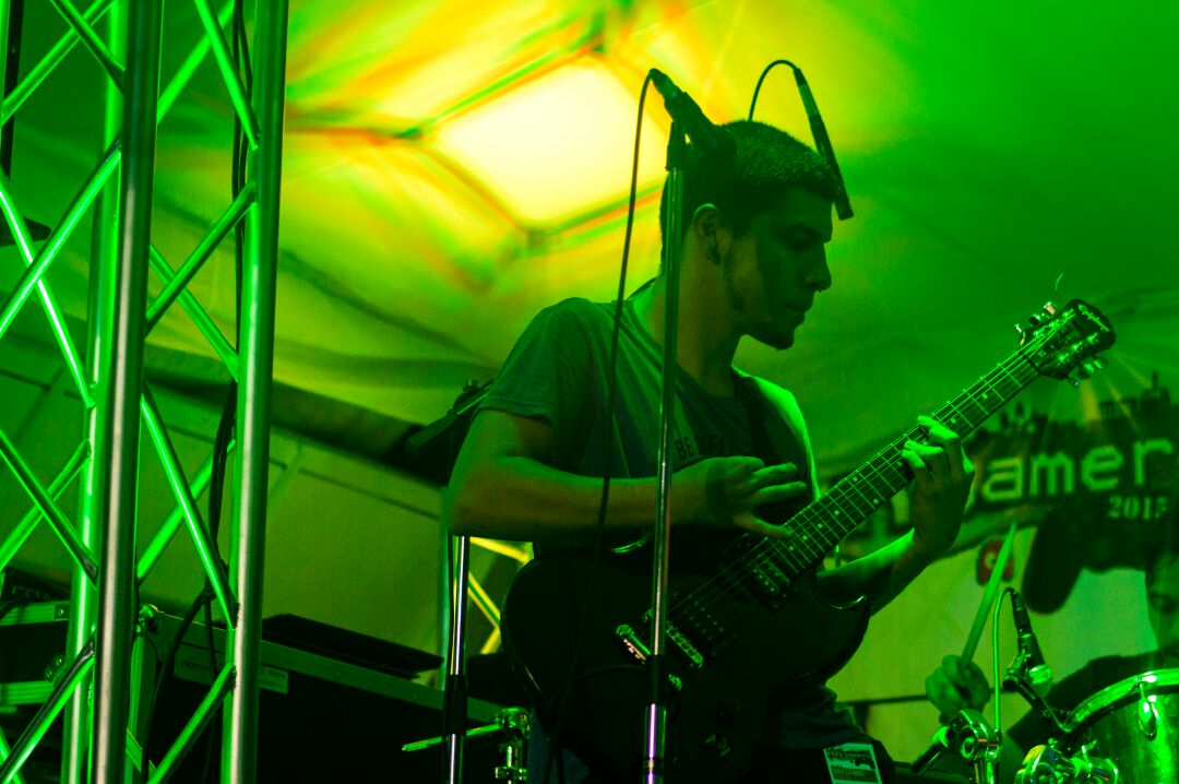 EstoesLeonore's tweet photo. Él es @CapitanPitillo, es nuestro guitarrista ritmico y compositor de nuestros fumados temas. #MYFB http://t.co/LubE1eVFOJ