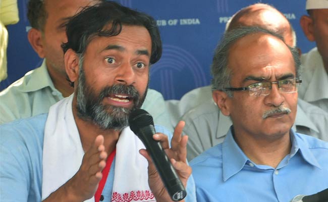 ndtv's tweet photo. Backing Yogendra Yadav and Prashant Bhushan, nearly 350 AAP workers in Maharashtra resign http://t.co/33Ty77KYw8 http://t.co/XuALmtPJUY