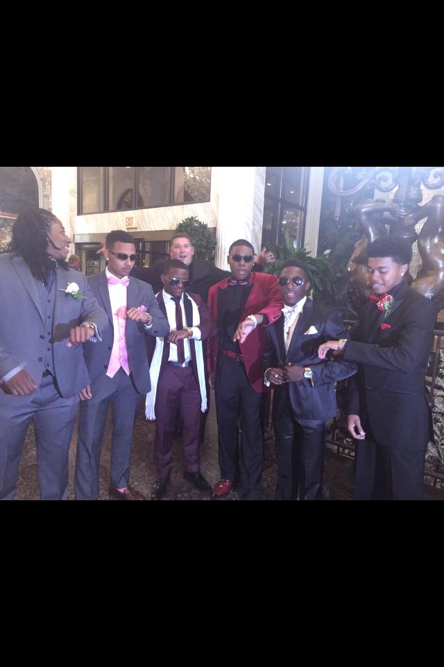 BSlay2k16's tweet photo. @raph_williams Money team💉💸😈 @_Mannyfresh_15 @PepeLe_Pugh @Air_JordanXXII  @ReeSe____ http://t.co/UuiXlMaPEo #BloomSlay2k15  🔥🔥🔥⚪️🔵🏈