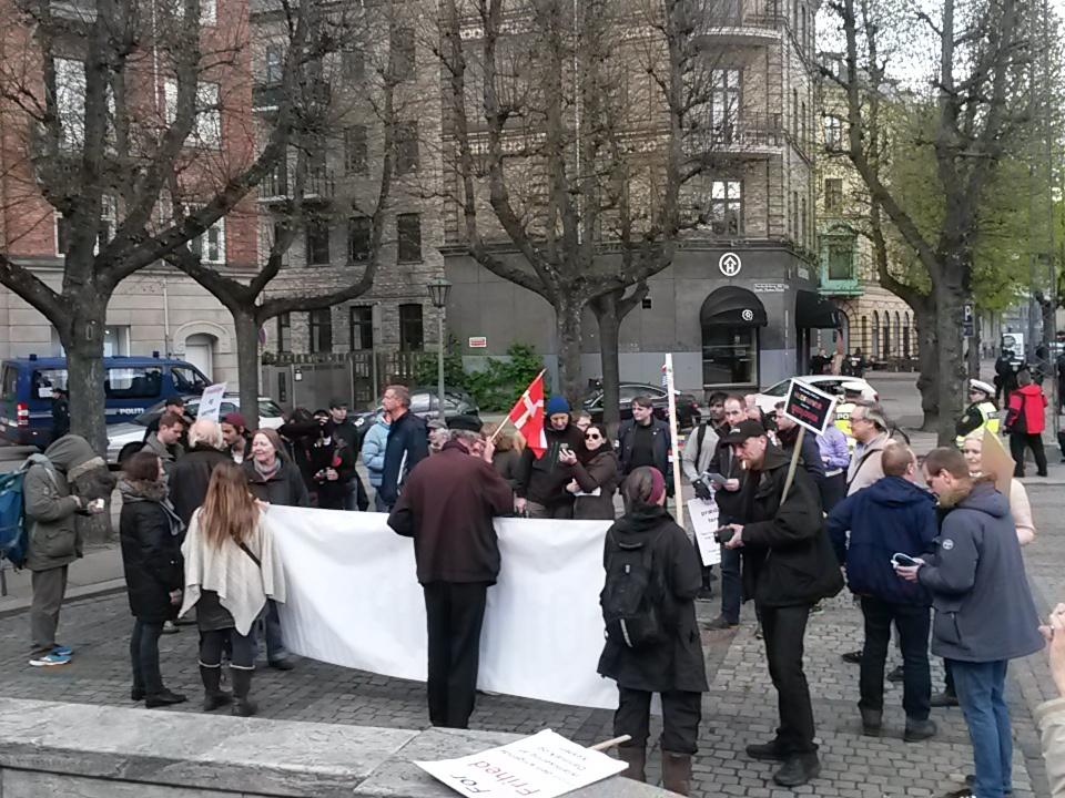 SimonBunger's tweet photo. #Pegida-demoen er på Skt Thomas Plads, hvor de synger sange, efterfølgende vil den gå ad Frb Allé #StopPegida http://t.co/pvCTKKnScA