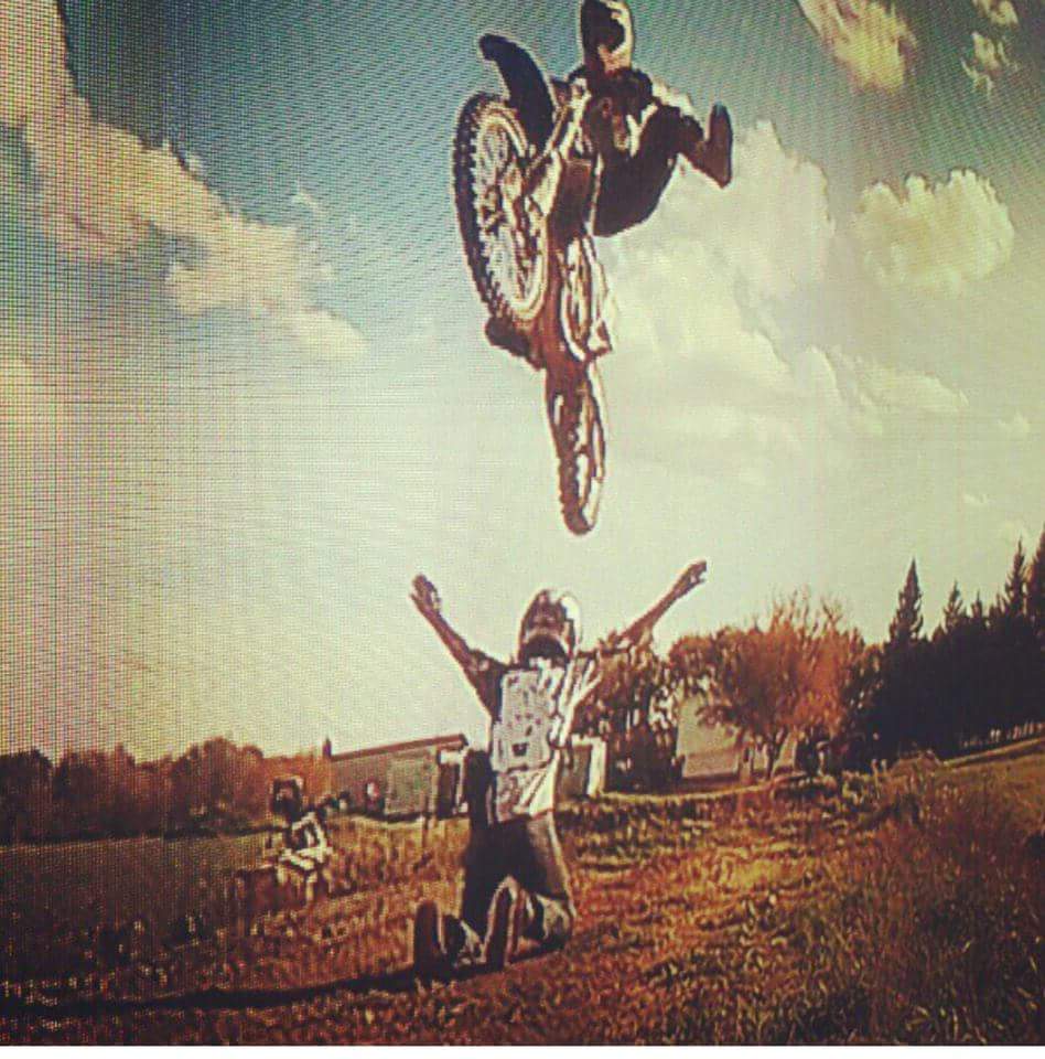 VanPEWN's tweet photo. Don dere dirty biker pro #itsacountrythang #dirt #tire #jump #mx4life #spindlerod #613mud #wishuwereme http://t.co/CTs0BvXXGu