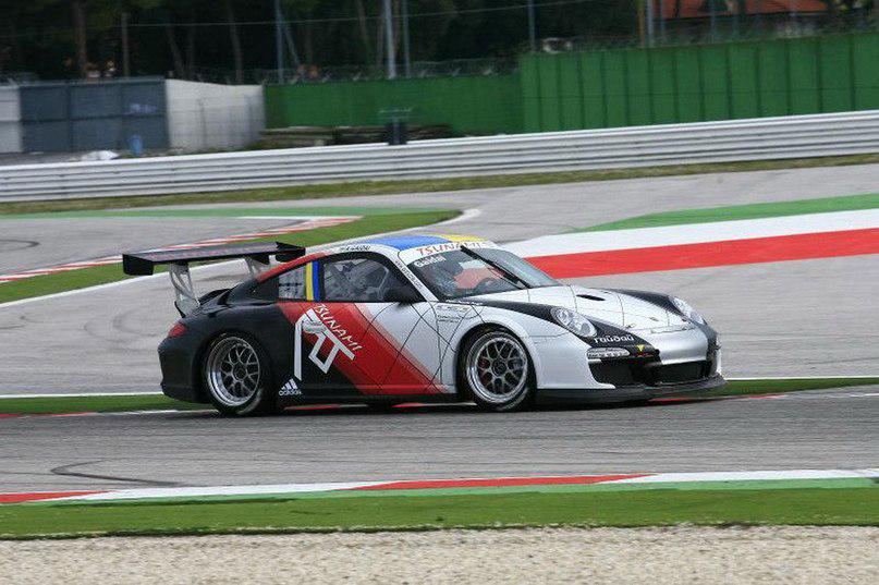 Ukrpatriotclub's tweet image. #Пілот команди #Tsunami RT Олександр #Гайдай став першим українським пілотом, який виграв гонку #Porsche #CarreraCup