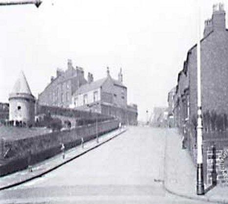 OnlyLiverpool's tweet image. Everton Brow in 1927 with Prince Rupert's Tower on the left.