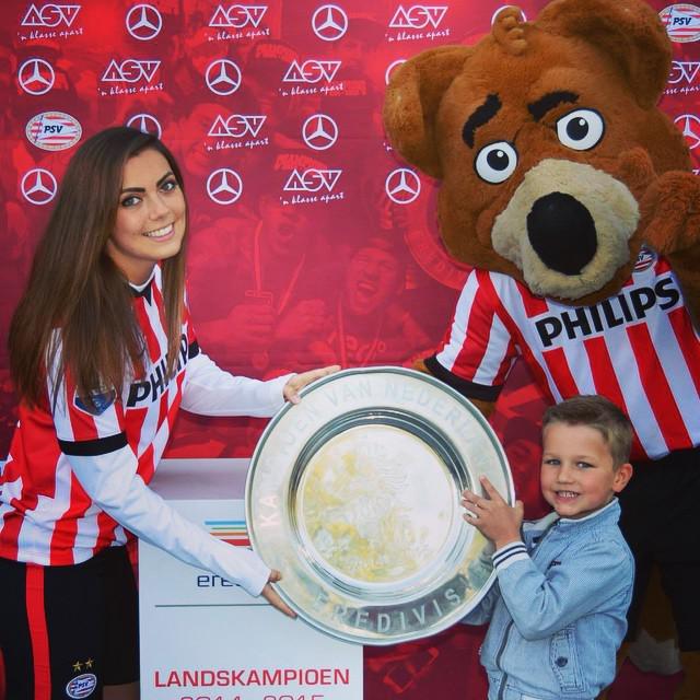 FcJekko's tweet photo. Love my job ❤️⚽️ @opvallers @brandbabes #PSV #onzetitel #kampioenschap #champions #soccer #voetbal #host #hostesse … http://t.co/vRKel7kdC6