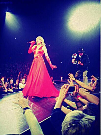 TaylorCandyLove's tweet photo. This was the first photo we saw from the Red Tour ❤️ #1DayTil1989WorldTour http://t.co/h3nYFQ4OL6