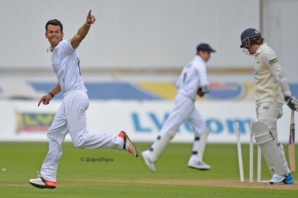 dgriffinpix's tweet photo. @DerbyshireCCC v @GlamCricket Day 2 - @Thakor57 indicates to @PopWelch that the plan worked... http://t.co/YyLUz79dzn