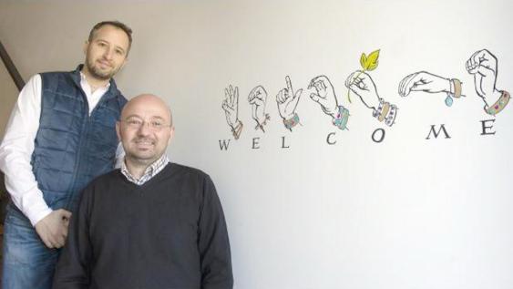 EveryCdnCounts's tweet photo. #Deaf-dining restaurant, @DeaFined, serves up new concept for #Vancouver http://t.co/78WbFD8XQr #EveryCdnCounts http://t.co/jd3Vk9fxe0