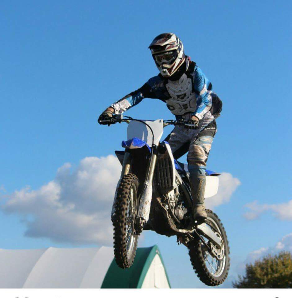 VanPEWN's tweet photo. Got don dere massive air #bikesgotwings #dirt #mx4life #tire #itsacounteythang http://t.co/ro7TIDqbep