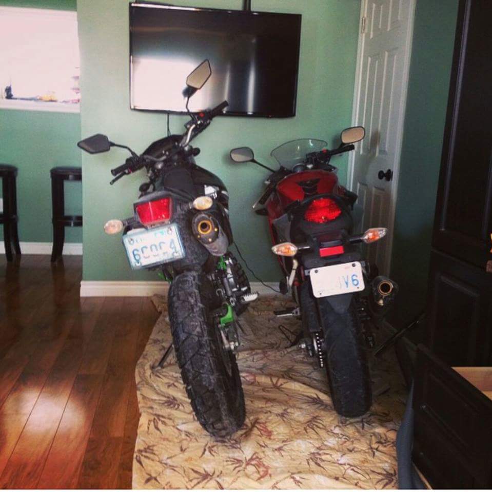 VanPEWN's tweet photo. Brought don dere babies inside #dirtbike #carpet #inside #lonely #tealwall #licenseplate #itsacountrythang http://t.co/t19d5eugI1