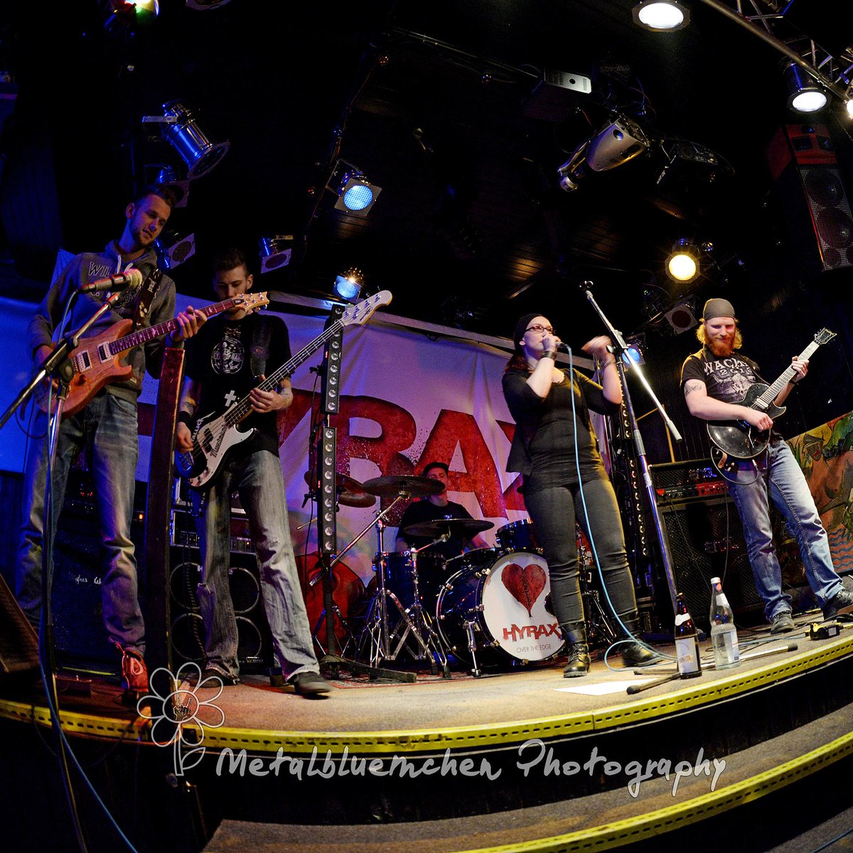 metalblumchen's tweet photo. Fotos von MoshAss und Hyrax hier:
http://t.co/OgL6ugJxtK
#moshass #hyrax #metalbluemchenphotography #concert http://t.co/sN65kBmwgB