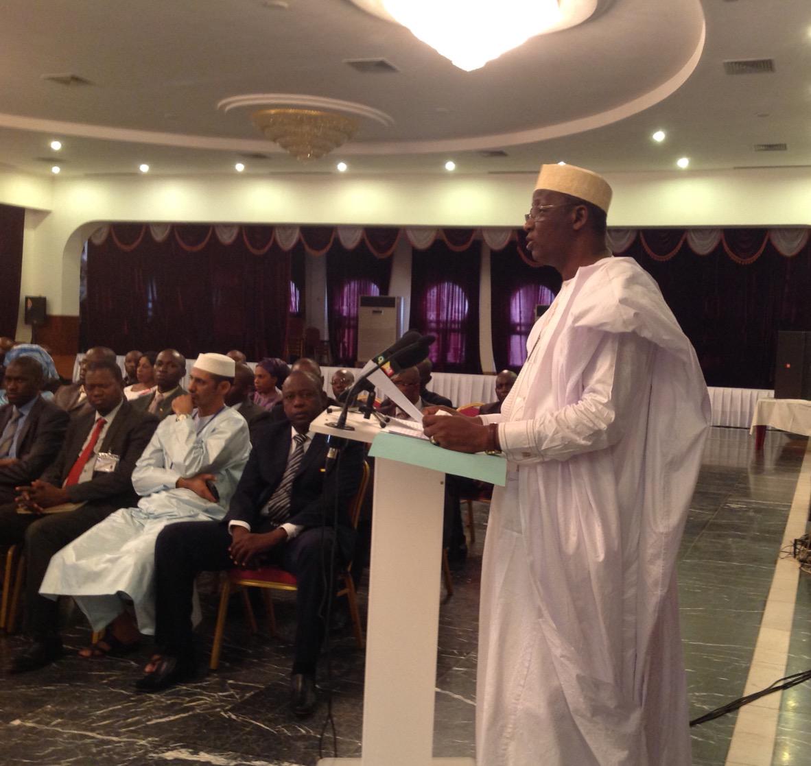 PresidenceMali's tweet photo. MALI | Le #VGAL, M. Amadou Ousmane TOURE, présentant au Chef de l'Etat les Rapports 2013 et 2014 du #BVG http://t.co/0VJaOv8LjF