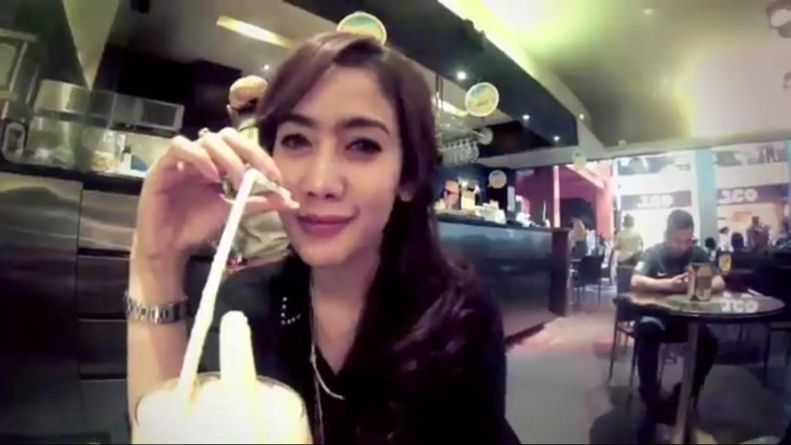 Harry_Blank's tweet photo. Bang @Mizta_D , ini siapa model yg di gaol gelax? Cantik bener bang... Pacar abang yah? Kl bukan, saya mau bang. Hehe http://t.co/AyrCkEtVOx