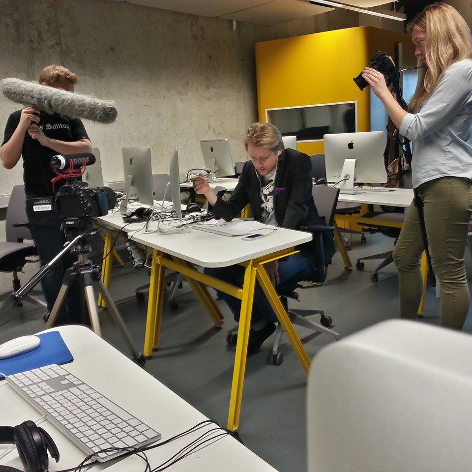 TudengTV's tweet photo. Jass tegi Fookuse tarbeks telefoniintervjuud, aga kellega? Vaata saadet ja saad teada! #Fookus http://t.co/5xDvUIvGP2