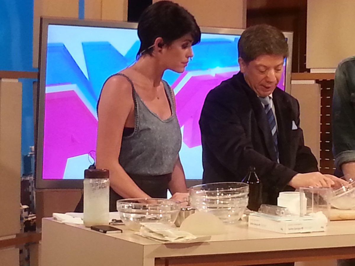 CirugiaNatural's tweet photo. Hoy fui invitado a Desayuno Americano para hablar de Cirugías Estéticas. http://t.co/8WnZHV4EGI